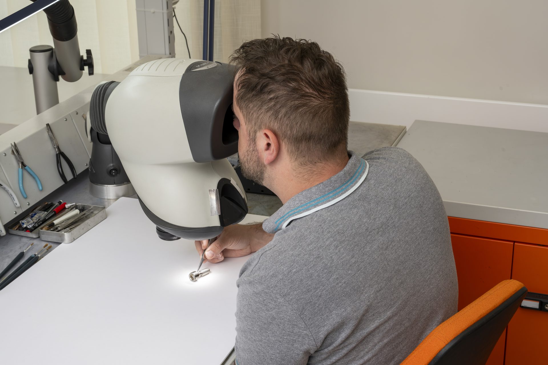 Technicien au laboratoire LESCATE